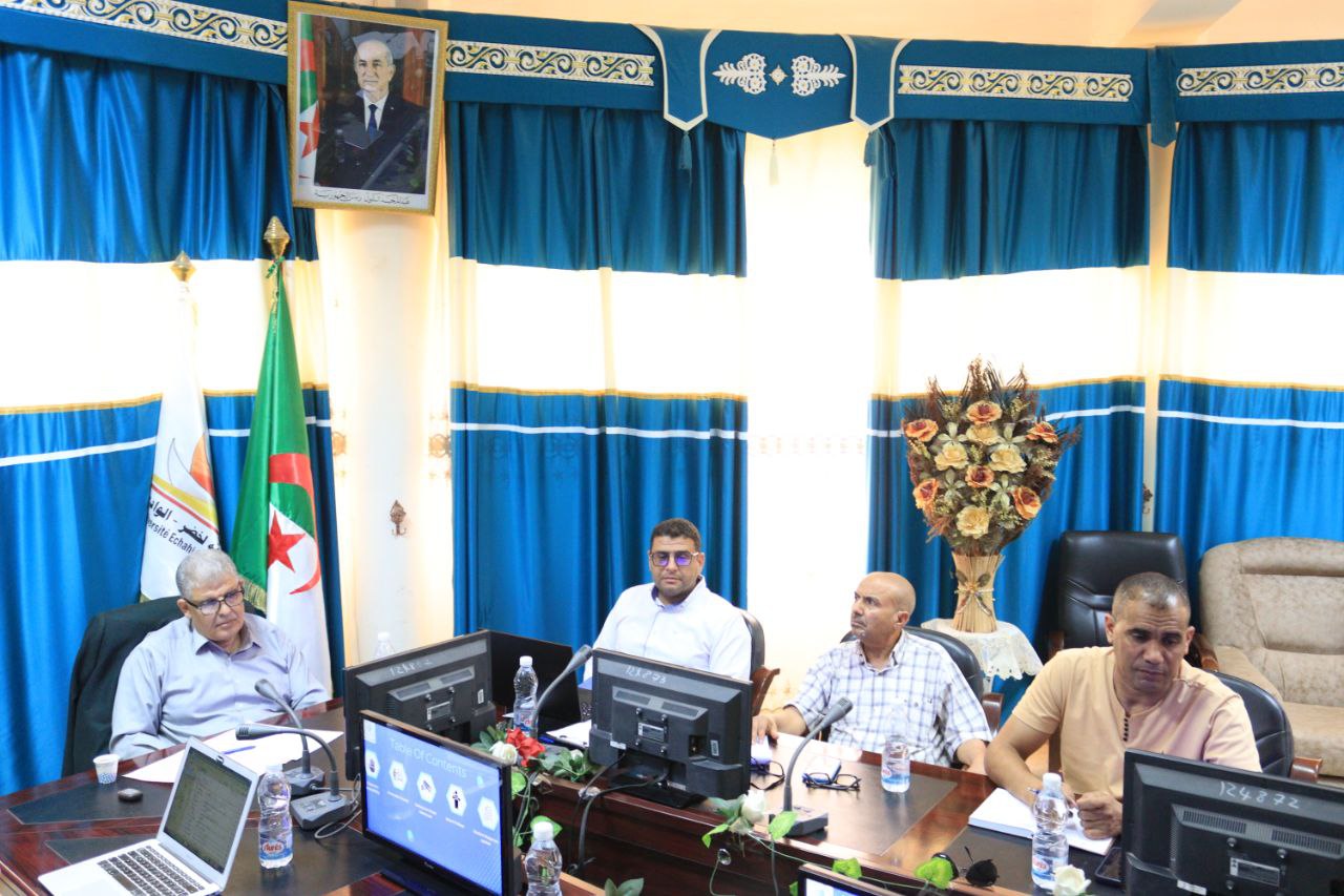 The university director holds a preparatory meeting for moving to the fourth generation university