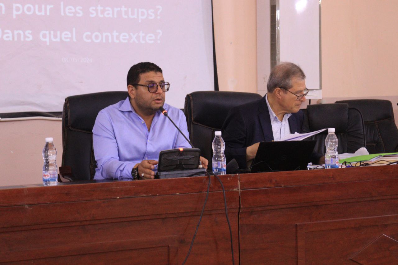 El profesor Arif Salah El-Din da una conferencia en la Universidad de El Oued